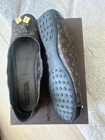 Louis Vuitton Flats in Excellent Condition