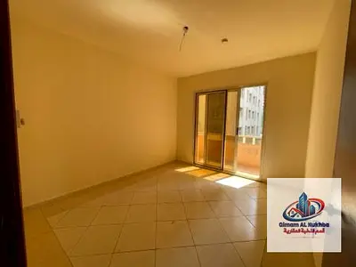 مساحة كبيرة _ موقع مميز _ بلكونة اطلالة مفتوحة _ تكييف مركزى _ 2 حمام تشيطيب سوب ديولوكس _ قريب من مخرج دبي