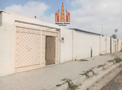Single story 8 bedroom corner villa for sale hall 3 kitchen 4 washroom old villa just 900k