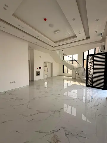 الفيلا تتكون من طابقين بتصميم أنيق وعملي يتيح لك ولعائلتك العيش براحة.