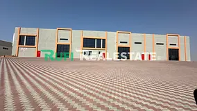 SHOWROOM MAINROAD 50 METER PARKING IN FRONT/// 5945 Sq.Ft With 50Kw Power For Rent in Emirates Moder