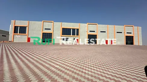صالة عرض على الطريق الرئيسي /// مساحة 5945 قدم مربع مع طاقة 50 كيلو واط للإيجار في منطقة الإمارات الصناعية الحديثة في أم القيوين.