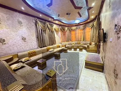 فيلا للبيع ف الروضه 3  مساحه 5000 قدم  عمر الفيلا  10 سنوات  خمس غرف ماستر كلها  مجلس مع المغاسل + حمام  صاله مع الحمام  غرفه خادمه ماستر  مطبخ كبير
