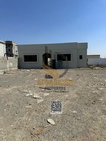 فرصة مميزة لاستئجار حوطة بموقع استراتيجي في منطقة أم الثعوب بأم القيوين، تقع على شارع أسفلت وبموقع زاوية يسهل دخول وخروج الشاحنات والمعدات الثقيلة، مم