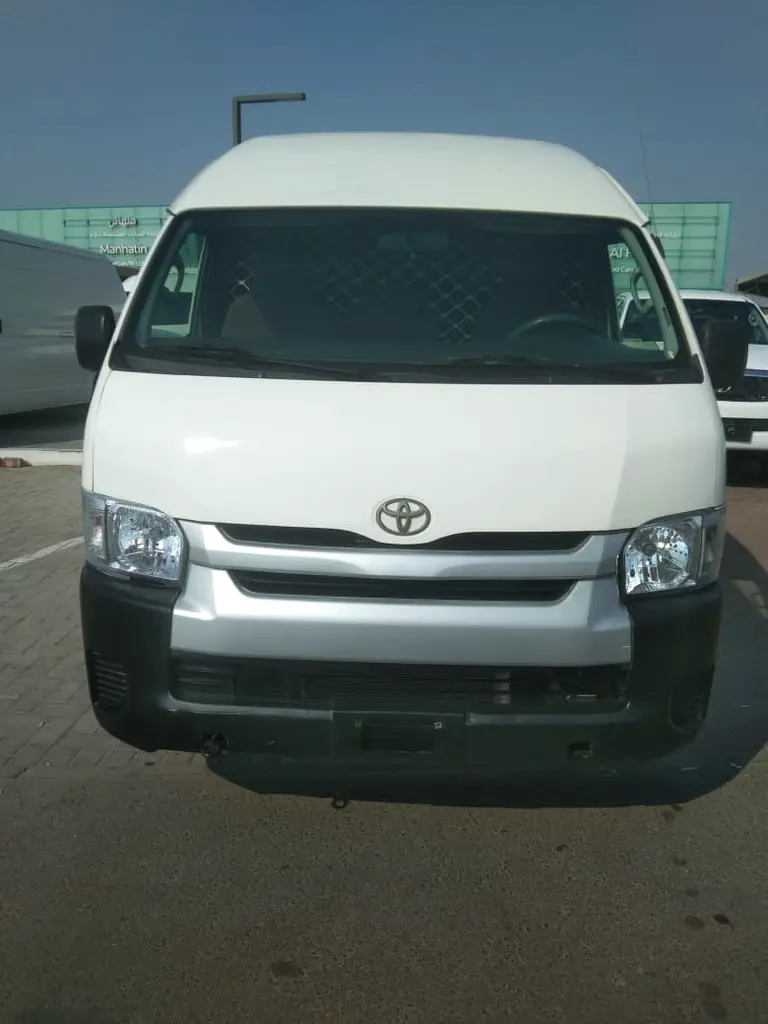 Toyota Hiace 2016 — photo 1 of 5