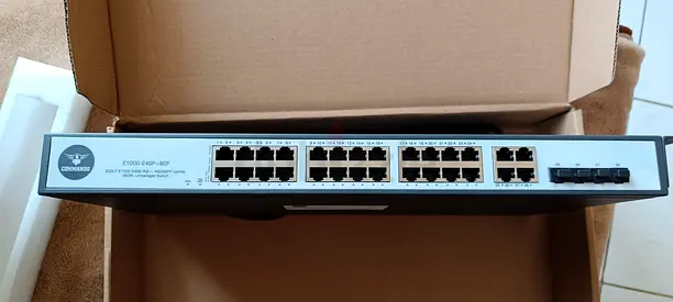 Commando Networking Switch - E1000- 24 GP  + 8cf , 24 GE POE + ,Unmanaged switch ,450 W
