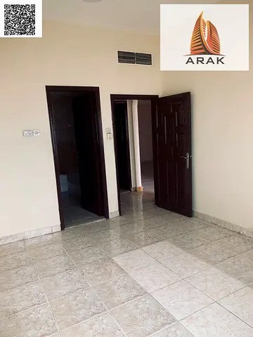 شقة غرفتين وصالة للإيجار السنوي في بناية الكورنيش بإطلالة مميزة على البحر في موقع حيوي