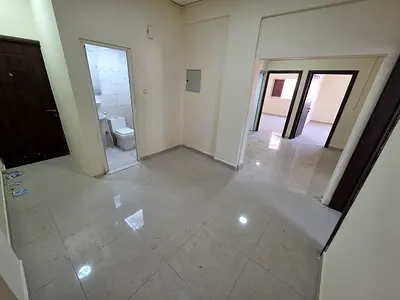 شقة ثلاث غرف وصالة للإيجار السنوي على كورنيش عجمان مع بلكونة بإطلالة بحرية ومساحة كبيرة وتقسيم ممتاز وموقع مميز بسعر 40 ألف سنوياً