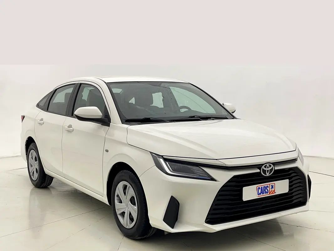 Toyota Yaris 2024 — photo 1 of 13