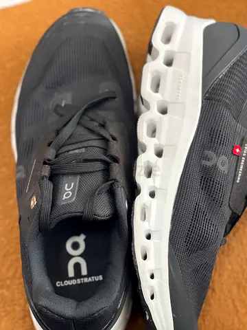 On Cloudstratus Running Shoes - Mens Size