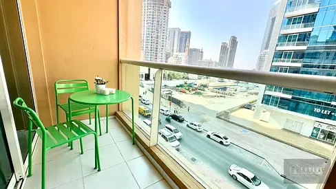 متوفر الآن! شقة مفروشة مبهجة مع شرفة ملائمة لوسائل النقل العام