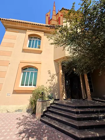 Like new 4 bedroom villa for sale 2.5m wardrobes parking 2 hall Majlis Maid room balcony on road 311