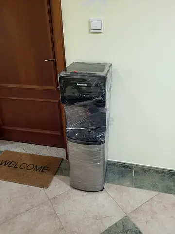 Bottom load water dispenser