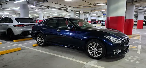 Infiniti Q70 3.7 V6 333 hp GCC specs dealer maintained 69,000 km excellent condition