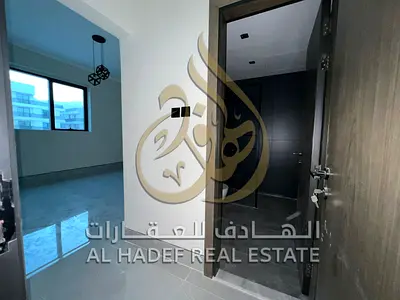 🌟 هل تحلم بتجربة سكن ذكية في أرقى المجمعات السكنية العصرية بالشارقة؟ تقدم لكم شركة الهادف العقارية فرصة استثنائية لتكون أول من يسكن في شقة فاخرة بمن