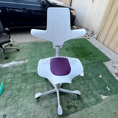 HAG ergonomic saddle chair