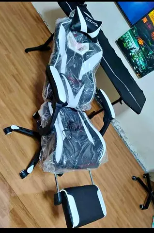 Ergonomic Gaming Chair with Footrest