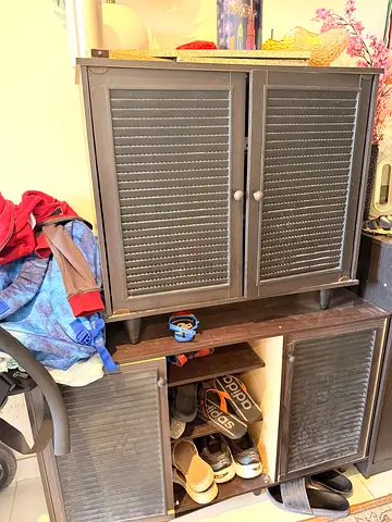 Shoe cabinet