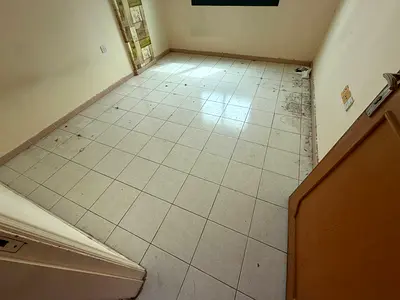 شقة غرفتين وصالة للإيجار السنوي في الراشدية 2 عجمان مع بلكونة بإطلالة ممتازة وتكييف سبليت جديد وموقع مميز قريب من جميع الخدمات بسعر 32 ألف سنوياً