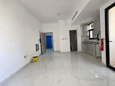 استديو جديد أول ساكن للإيجار السنوي في العاليا خلف البيت المتوحد تكييف مركزي خزائن بالحائط صيانة كاملة موقع مميز