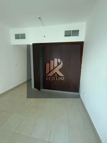 شقة فاخرة مكونة من غرفتين وصالة للإيجار في الخان مع تكييف على المالك، تقع في الصف الأول على كورنيش الخان وتوفر إطلالة