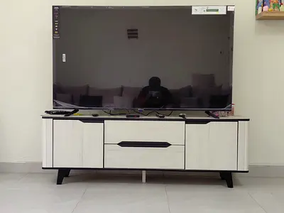 65inches admiral 4k android tv with stand (with storage) for sale.both are in good condition