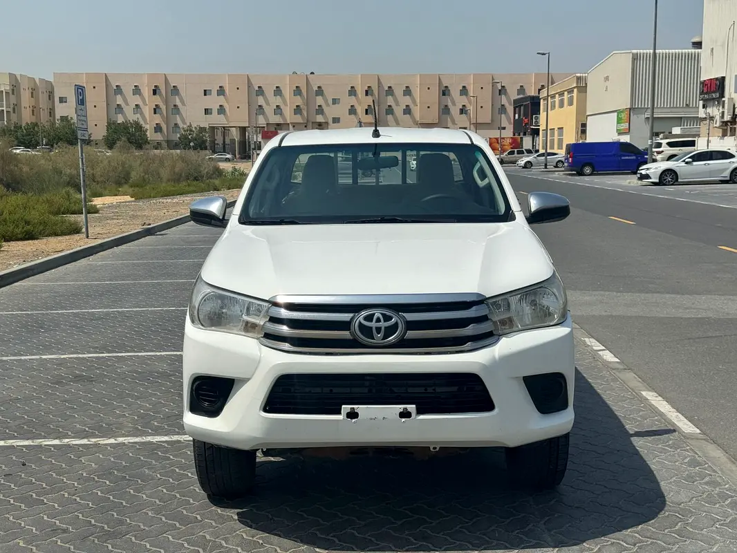Toyota Hilux 2016 — photo 1 of 12