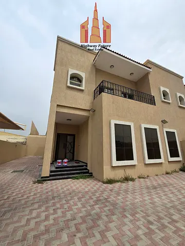 Like new neat and clean 4 bedroom villa for commercial 2 hall Majlis parking balcony central ac 120k