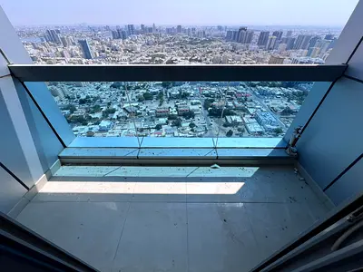 جمل الشقق للايجار السنوى فى كورنيش عجمان أبراج الكورنيش  شقه غرفه وصاله 39 الف  فى ابراج الكورنيش