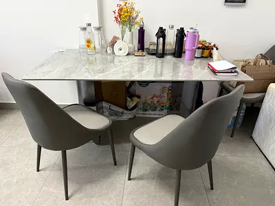 1000 Aed - Dining Table with 4 Stylish Chairs - Shiny and Grey .
