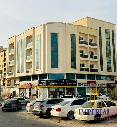 بنايه سكني تجاري عمر سنتين، دخل 8.2%