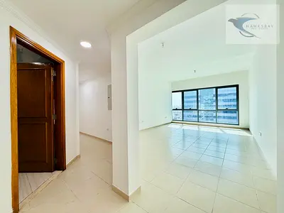 شقة واسعة مكونة من 3 غرف نوم + غرفة خادمة للإيجار – الكورنيش