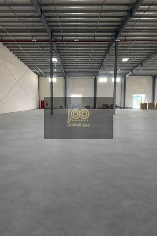 للايجار السنوي مستودع في ام القيوين ام الثعوب مساحة مستودع 45000 قدم وارض 10000 قدم فيها 12 غرفة سكن عمال كهرباء 750kw السعر 2500000