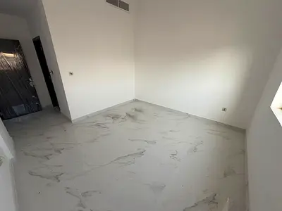 شقة غرفة وصالة جديدة أول ساكن للإيجار في المويهات عجمان غرفة ماستر 2 حمام بلكونة تكييف مركزي مساحة كبيرة