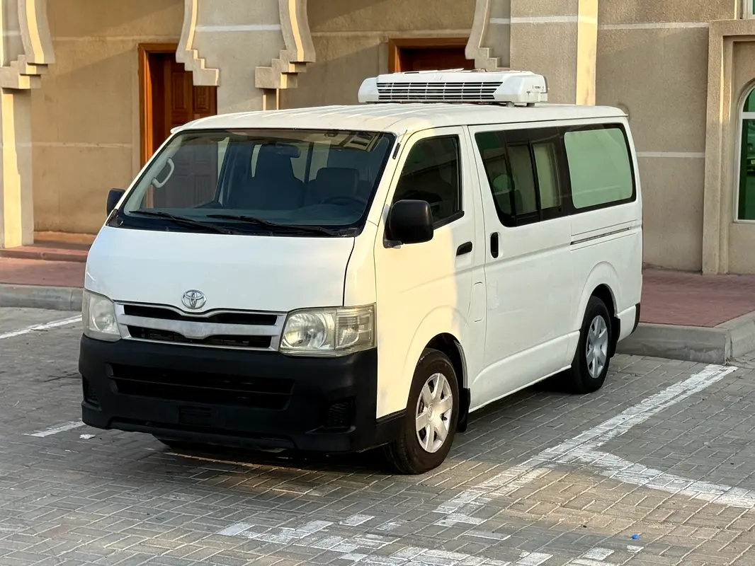 Toyota Hiace 2013 — photo 1 of 14