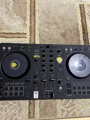 للبيع جهاز DJ Controller نوع Pioneer DDJ-FLX4 بحالة ممتازة ونظيف جداً