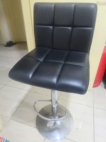 Stylish 2 Black Bar Stools with Supportive Backrest Leather Awesome Quality used once. Urgent Sale..
