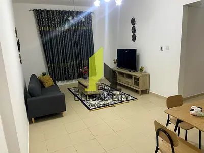 صالة متاحة بغرفتي نوم للإيجار في أبراج المدينة | بالأثاث | الأساس الشهري يشمل الفواتير | موقع متميز في عجمان |