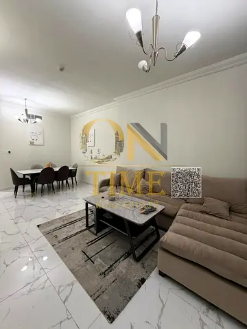 إطلالة بحرية كاملة/مساحة كبيرة/مفروشة بشكل كامل بأثاث راقي/شامل الفواتير/موقع استراتيجي وسط عجمان في ارقي الابراج