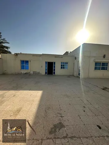 بيت للبيع في الرفاع فرصة مميزة للبيع والاستثمار بيت في موقع متميز ثاني قطعة من الشارع الرئيسي شارع محمد بن زايد عمر البناء 25 سنة المساحة 11800 قدم فر