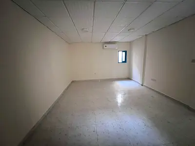 شقة غرفة وصالة للإيجار السنوي في النعيمية بعجمان بموقع مميز بجوار مدرسة الحكمة وقريبة من فندق رمادا، ما يجعلها في منطقة حيوية ومناسبة للسكن العائلي.