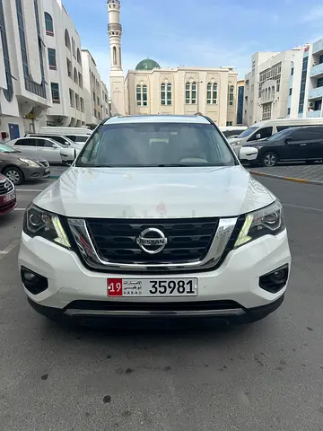 Nissan pathfinder SL 2017 model km 110845 Mulkiya one year it’s clean title and good condition car