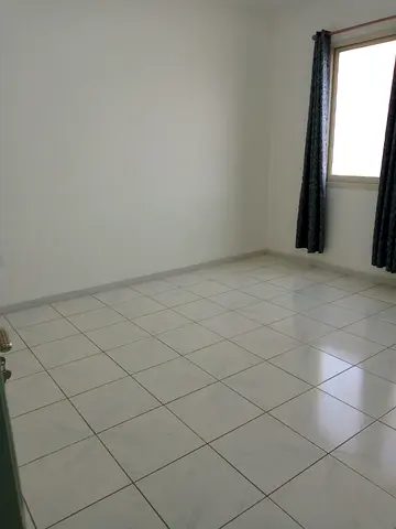 شقة غرفتين وصالة بمساحة واسعة وتقسيمة مريحة مناسبة للسكن العائلي في واحدة من المناطق الحيوية في الشارقة.