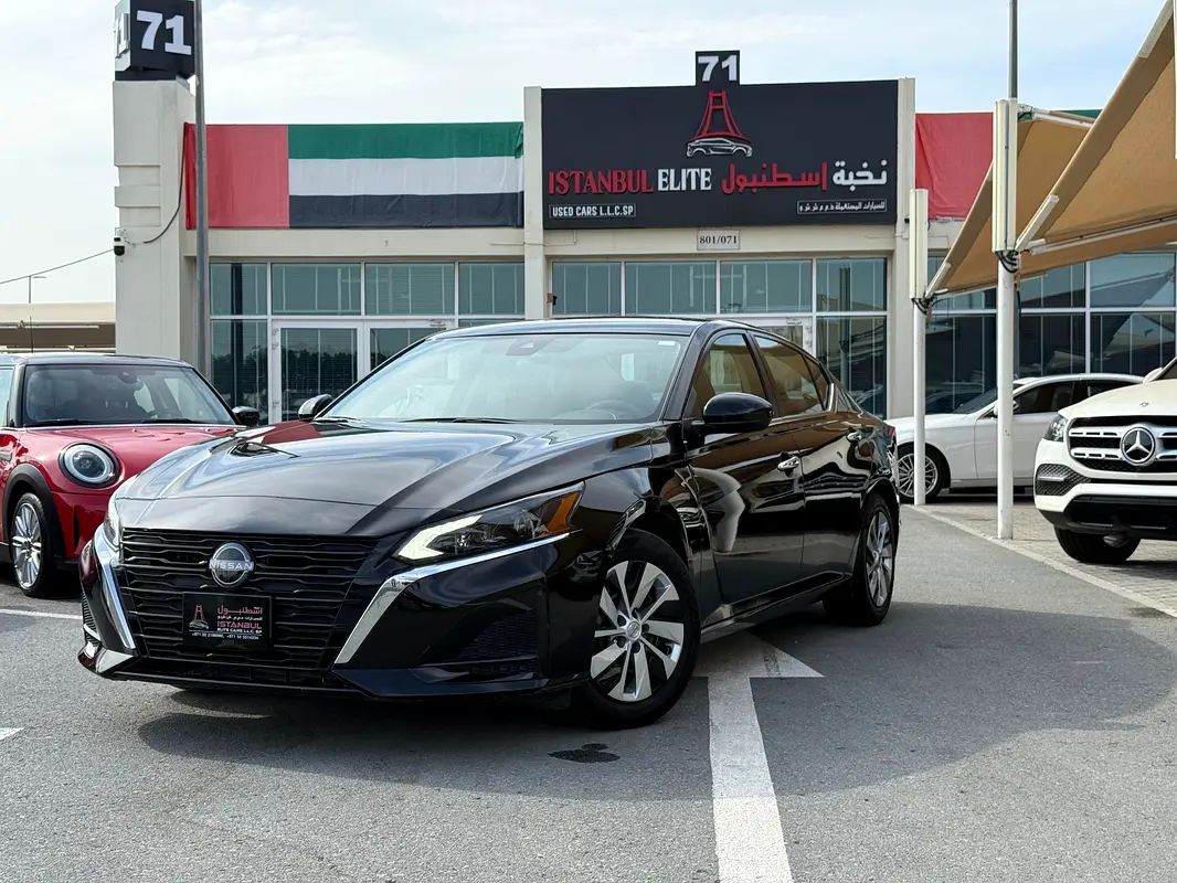 Nissan Altima 2023 — photo 1 of 10