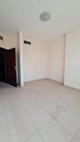 شقة غرفة وصالة بمساحة مريحة وتصميم عملي مناسب للسكن العائلي أو عزاب. تحتوي الشقة على غرفة نوم واسعة وصالة مريحة للمعيشة والاستقبال، مطبخ عملي وحمام بت