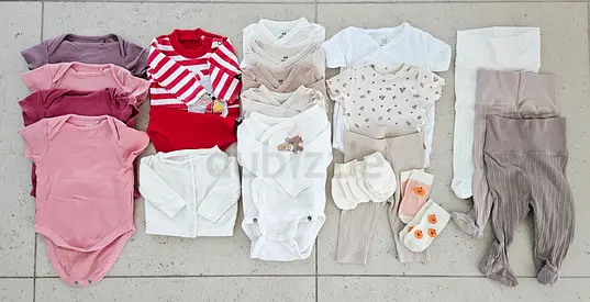 Baby bodysuits and sleepsuits, 34 items