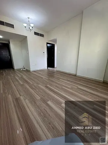 شقة غرفتين وصالة للإيجار السنوي في عجمان، 2 حمام، تكييف مركزي، بلكونة أرضية، باركيه، موقف مظلل، تشطيب فندقي، قريب من السوق الصيني ومخرج الشارقة.