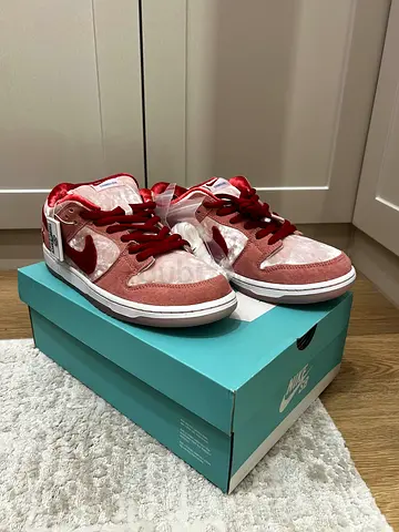 Nike SB Dunk Low Valentine’s day Skateboards — US 9.5 — Brand New Deadstock
