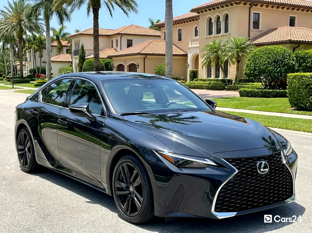 Lexus IS-Series 2024 — photo 1 of 13