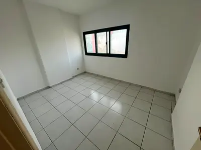 شقة غرفتين وصالة بمساحة مريحة وتقسيمة مناسبة للسكن  غرفتين نوم بمساحات جيدة وصالة مريحة للمعيشة واستقبال الضيوف، مع مطبخ عملي يسهل الحركة والتنظيم.